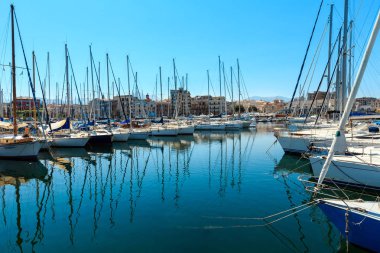 Palermo, İtalya - 15 Haziran 2017: şehir yat liman liman manzaralı, Sicilya.