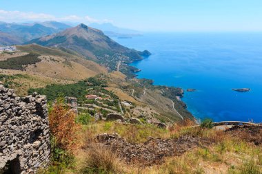 Maratea, İtalya - 20 Haziran 2017: Yaz Tiren Denizi sahil görünümü San Biagio dağ tepe (Kurtarıcı İsa heykeli yol) ve antik kenti kalıntıları.