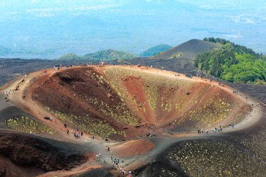 Etna, İtalya - 13 Haziran 2017: Yaz Etna Yanardağı dağ arasında yol, Sicilya, İtalya krater.