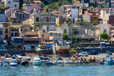 Aci Trezza, İtalya - 13 Haziran 2017: Marina dei Ciclopi tekneler limana. Lachea Adası'nda dev sahil ve tepegöz (İtalya, Sicilya, 10 km kuzeyinde Catania arkasında Adaları).
