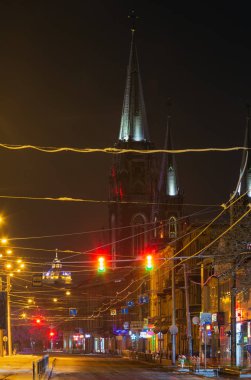 Lviv, Ukrayna - 10 Aralık 2017: Güzel ışıklı gece kış Horodotska Street ve kilise St. Olha ve Elizabeth. St. George katedralde kadar. Bazı objektif parlama flrom lambalar kullanılabilir.