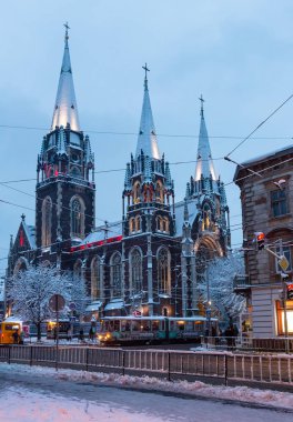 Lviv, Ukrayna - 04 Aralık 2017: Güzel erken sabah kış Sts. Olha Kilisesi ve Elizabeth aydınlatılmış. Yıl 1903-1911 inşa.
