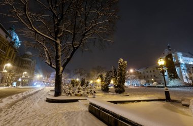 Lviv, Ukrayna - 04 Şubat 2018: Güzel gece kış cityscape Lviv merkezi City. Bazı objektif parlama flrom lambalar kullanılabilir.