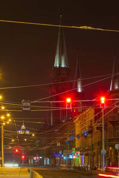 乌克兰 利沃夫 2017年12月10日 美丽的夜晚冬季 Horodotska 街和圣 Olha 和伊丽莎白教堂 圣乔治大教堂在远 一些镜头耀斑 — 图库照片