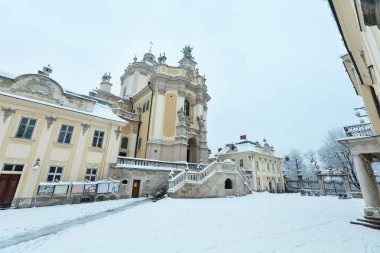 Lviv, Ukrayna - 04 Aralık 2017: St George Katedrali (1746-1762, tarafından tasarlanan inşa mimar Bernard Meretyn ve heykeltıraş Johann Georg Pinsel). Bulutlu sabah erken kış cityscape.