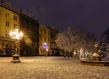Lviv, Ukrayna - 04 Şubat 2018: Güzel gece kış Rynok Meydanı cityscape Lviv merkezi City, Ukrayna