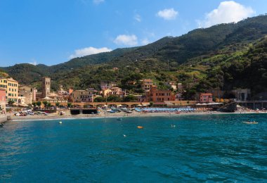 Monterosso, İtalya - 26 Haziran 2017: Güzel yaz gezisi gemi görünümden. Beş ünlü köylerinden Liguria Cinque Terre Milli Parkı.