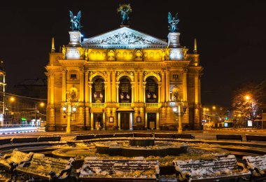 Lviv, Ukrayna - 10 Aralık 2017: Solomiya Krushelnytska Lviv Devlet Akademik Tiyatrosu, Opera ve bale. Güzel bir gece kış cityscape şehir merkezinde.