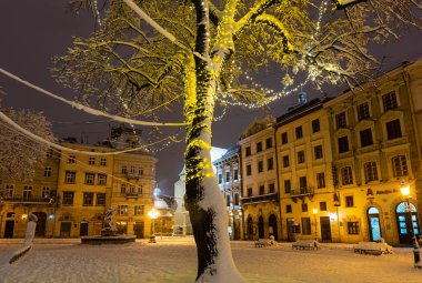 Lviv, Ukrayna - 04 Şubat 2018: Güzel gece kış Merkez Rynok Meydanı cityscape Noel süslemeleri ile.