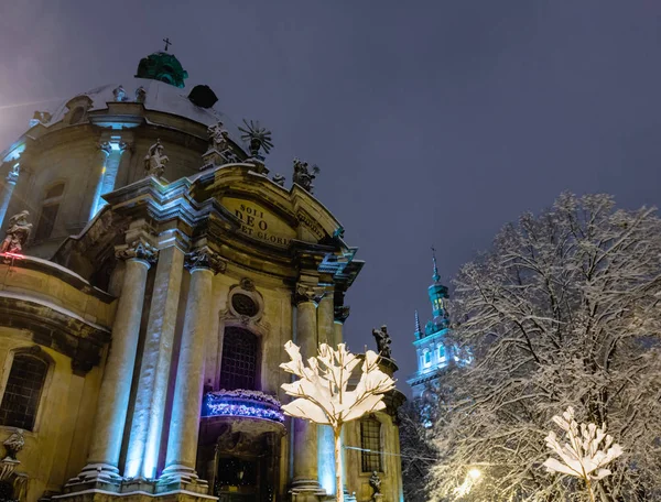 乌克兰 利沃夫 2018年2月04日 美丽的冬夜城市景观在利沃夫中心 多米尼加教堂 一些镜头耀斑 Flrom 灯可用 — 图库照片