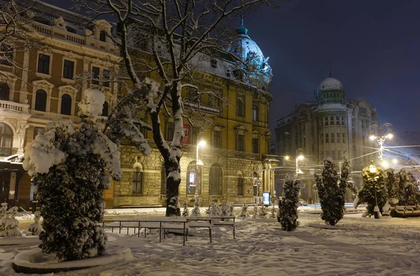Lviv, Ukrayna - 04 Şubat 2018: Güzel gece kış cityscape Lviv merkezi City. Bazı objektif parlama flrom lambalar kullanılabilir.