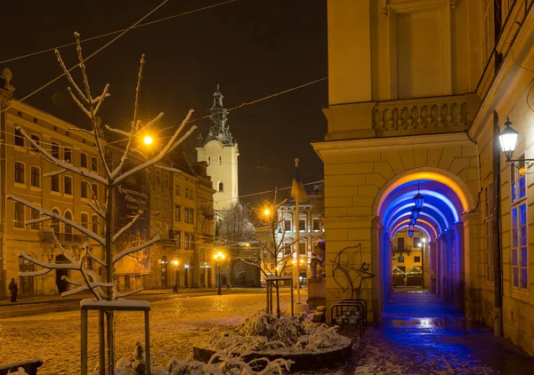 Lviv, Ukrayna - 10 Aralık 2017: Güzel gece kış Rynok Meydanı cityscape Lviv merkezi City, Ukrayna