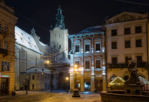 Lviv, Ukrayna - 10 Aralık 2017: Güzel gece kış Rynok Meydanı cityscape Lviv merkezi City, Ukrayna