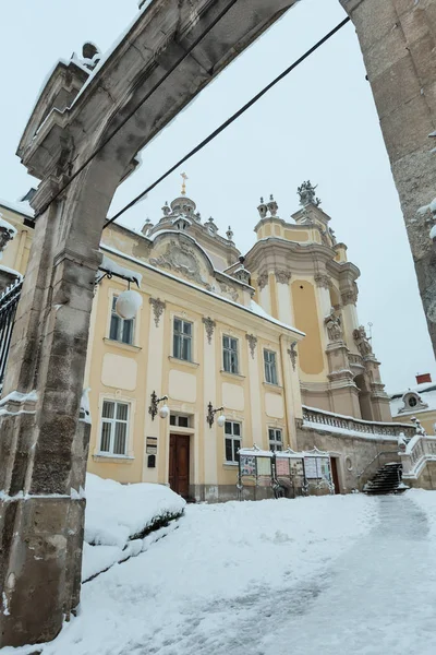 乌克兰利沃夫 2017年12月04日 圣乔治大教堂 1746 1762 由建筑师伯纳德 Meretyn 和雕刻家 Pinsel 多云清晨冬季景观 — 图库照片