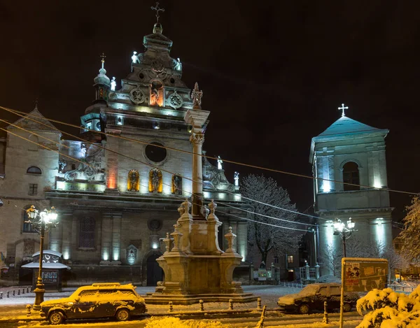 Lviv Ukrajna December 2017 Téli Éjszaka Kivilágított Városkép Bernardine Templom — Stock Fotó