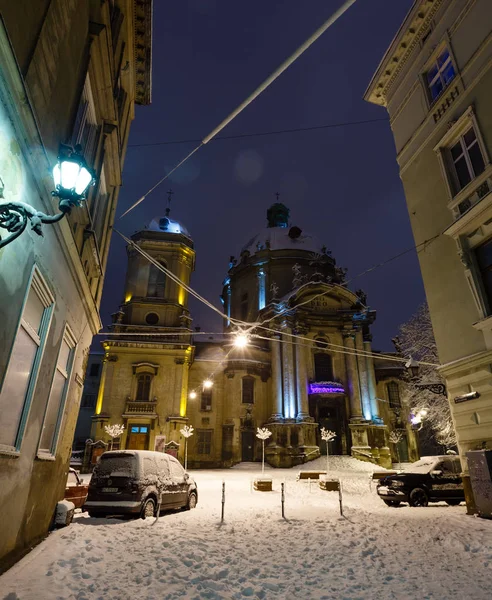 Lviv, Ukrayna - 04 Şubat 2018: Güzel gece kış cityscape Lviv merkezi City. Dominik Kilisesi. Bazı objektif parlama flrom lambalar kullanılabilir.