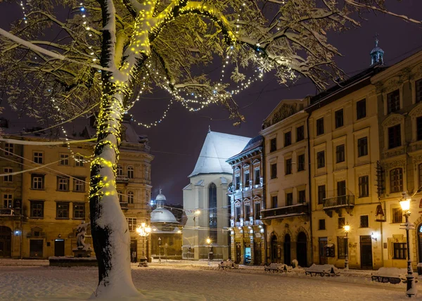 乌克兰 利沃夫 2018年2月04日 美丽的夜晚冬季中央 Rynok 广场城市景观与圣诞装饰品 — 图库照片
