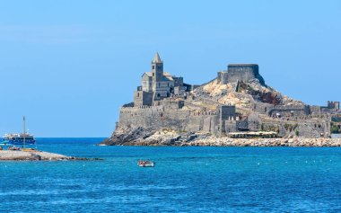 Portovenere, İtalya - 25 Haziran 2017: Güzel Ortaçağ balıkçı şehir (Unesco mirası) görünümünden denize (yakın Cinque Terre, Liguria, İtalya)