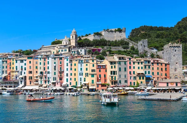 Portovenere, İtalya - 25 Haziran 2017: Güzel Ortaçağ balıkçı şehir (Unesco mirası) görünümünden denize (yakın Cinque Terre, Liguria, İtalya)