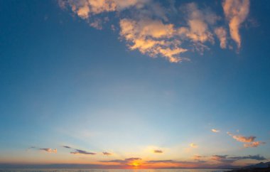 Plaj tropikal deniz günbatımı ile güzel gökyüzü.