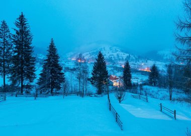 Gece kış Karpat dağ köyü Zelene siyah Çeremoş Nehri Vadisi alp görünümünden tepenin yamacında, Verkhovyna bölgesi, Ukrayna arasında.