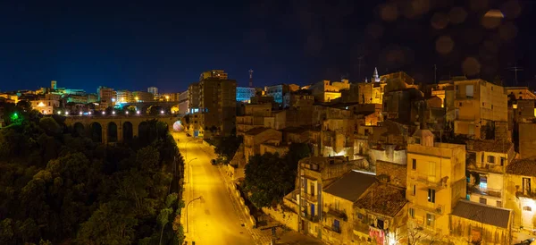 夜古老中世纪古沙著名西西里人的镇看法 西西里岛 意大利 联合国教科文组织世界遗产遗址 一些镜头耀斑从最近的城市灯光启用 — 图库照片