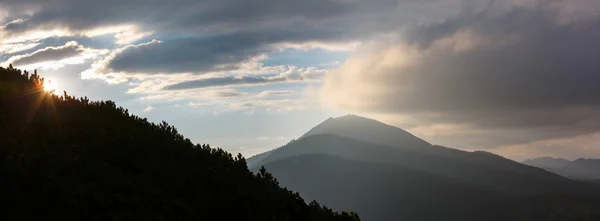 Ultimi Raggi Sole Nel Cielo Serale Con Nuvole Sopra Monte — Foto Stock