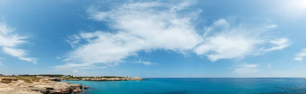 白い岩の崖 グロッタ デッラ ヴェッキア サレント アドリア海海海岸 プーリア イタリアで小島と美しい海の風景 — ストック写真
