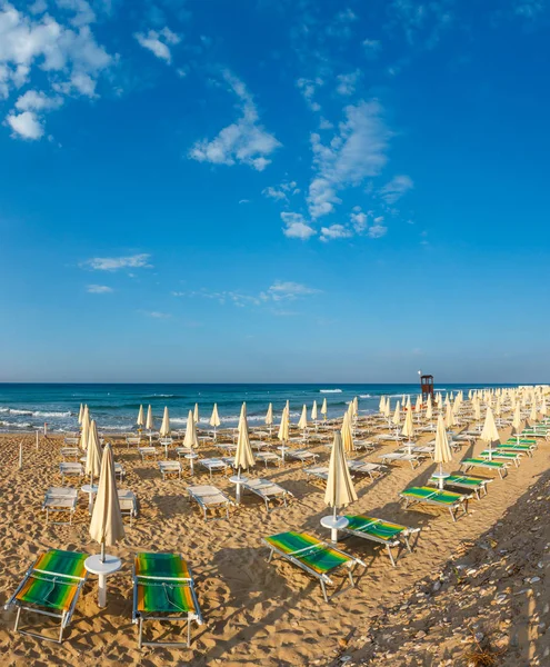 Rano Raj Białe Piaszczystej Plaży Parasolami Leżakami Salento Południe Włoch — Zdjęcie stockowe