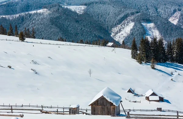 Mroźną Zimę Malowniczym Zboczu Góry Skupova Samotny Dom Płaskowyżu Folwarku — Zdjęcie stockowe