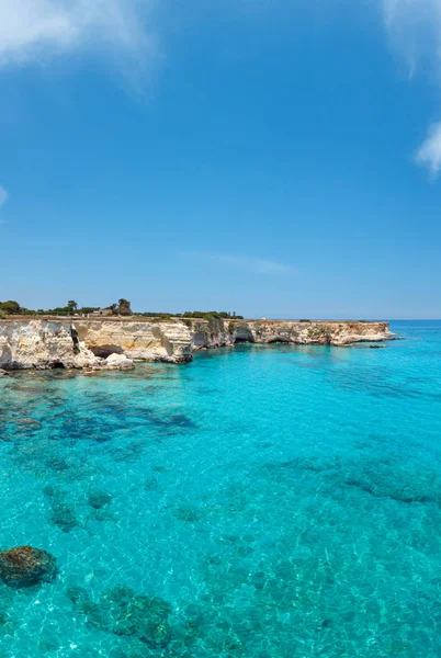 Pittoreske Zeegezicht Met Kliffen Rotsachtige Boog Stapels Faraglioni Torre Sant — Stockfoto