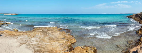 Pitoresk Ionian sea beach Punta della Suina,: Salento, Puglia, İtalya. Gelibolu şehir görünümünde çok.