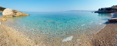 Yaz sabah çakıllı Pulebardha beach (Saranda, Arnavutluk) göster. İki tane dikiş panorama.