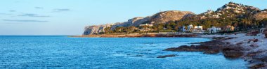 Akşam yaz Akdeniz kayalık sahil görünümü ve uzak (Denia, Alicante bölge, Costa Blanca, İspanya cape Sant Antoni)