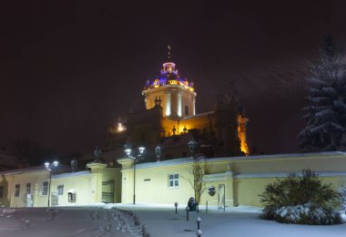 St George Katedrali (1746-1762, tarafından tasarlanan inşa mimar Bernard Meretyn ve heykeltıraş Johann Georg Pinsel) Lviv, Ukrayna. Güzel bir gece kış cityscape Lviv Merkezi City.