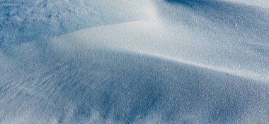 Kar snowdrifts yüzey yapısı üzerinde kış sabah gölgeler (doğa ile arka plan kristal kar taneleri ile engebeli dağ yamacı).