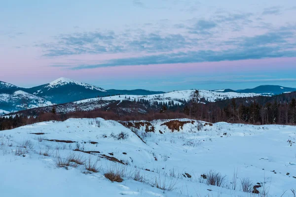 Noite Crepúsculo Inverno Neve Coberta Cumes Montanha Alpa Ucrânia Montanhas — Fotografia de Stock