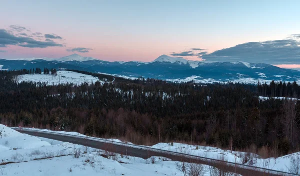 Βράδυ Λυκόφως Χειμώνα Συννεφιασμένη Μέρα Χιονιού Καλύπτονται Alp Κορυφογραμμή Βουνού — Φωτογραφία Αρχείου