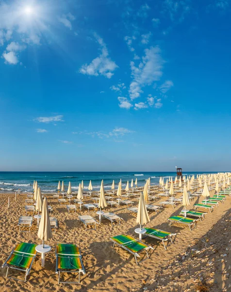 Sunshiny Paradise Plage Sable Blanc Avec Parasols Chaises Longues Salento — Photo