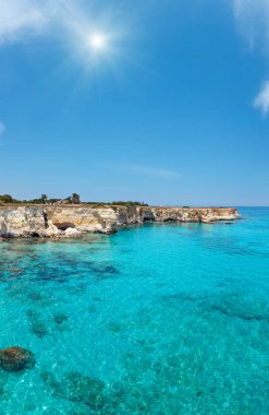 Uçurumlar, kayalık kemer ve yığında (faraglioni), Torre Sant Andrea, pitoresk güneşli deniz manzarası: Salento deniz kenarı, Puglia, İtalya. İnsanlar tanınmaz.