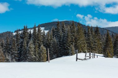 Güzel kış güneşli gün Karpat dağ görünümünden Skupova dağ yamacı, Ukrayna.