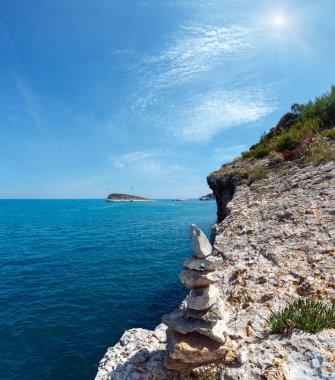 Taş piramit yaz güneşli kayalık deniz Sahili Baia Di Campi Vieste ve Isola di Campi Gargano Yarımadası, Puglia, İtalya