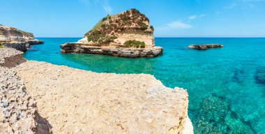 Beyaz kayalık uçurum, deniz Körfezi ve adacıkları Grotta dello Mbruficu, güzel deniz manzarası,: Salento Adriyatik Denizi kıyısında, Puglia, İtalya
