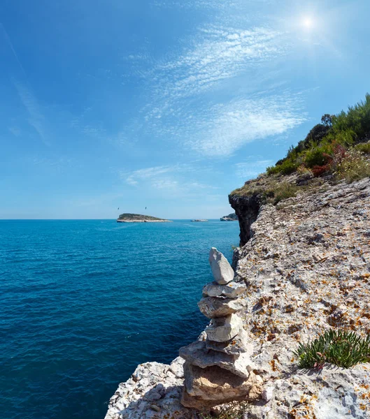 Каменная Пирамида Летнем Солнечном Скалистом Берегу Моря Baia Campi Vieste — стоковое фото