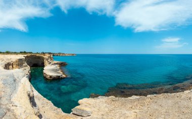 Deniz güzel deniz manzarası ile beyaz kayalık uçurum, mağara, defne ve adacıkları Grotta del Canale, Sant'Andrea,: Salento Adriyatik Denizi, sahili, Puglia, İtalya
