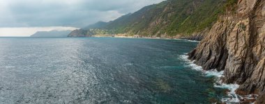 Corniglia görünümü Manarola köyden güzel yaz. Bu ünlü köyleri, Ligurya Denizi ve dik kayalıklarla karada arasında askıya Liguria, İtalya, Cinque Terre Milli Parkı.