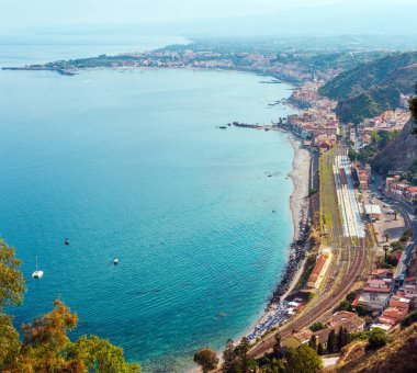Güzel Taormina ve Giardini Naxos manzarayı, Sicilya, İtalya. Sicilya deniz manzarası ile sahil, plajlar ve Isola Bella ada. Halklar tanınmaz.