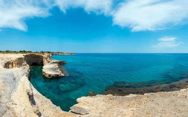 风景如画的海景与白色岩石峭壁 洞湾和小岛在格罗塔吉甘泰 Del Canale 圣安德烈 Salento 亚得里亚海海岸 普利亚 意大利 — 图库照片