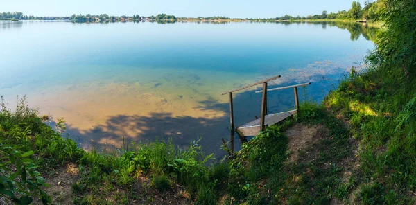 Praia Calma Pitoresca Lago Verão Com Campo Campismo Costa Escadas — Fotografia de Stock