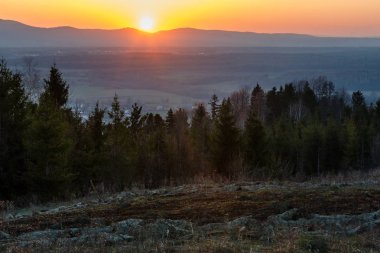 Gün batımı öncesi dağ kırsal görünümü ormanlar, alanlar, köyleri ile akşam bahar.